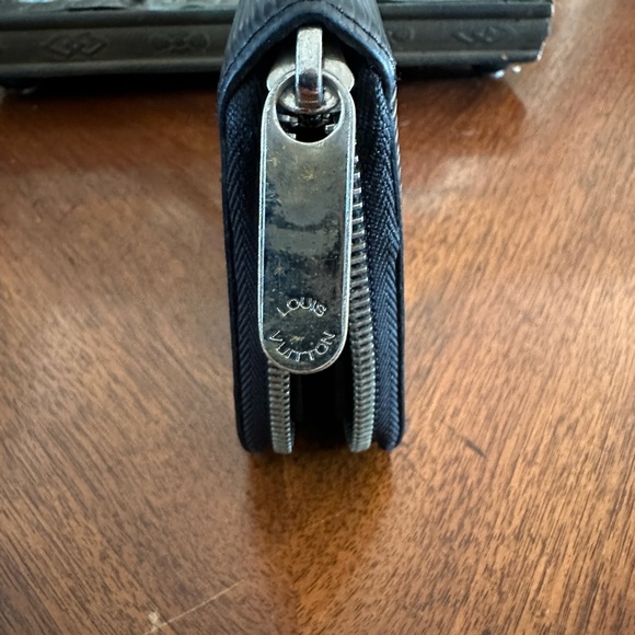 Authentic Louis Vuitton Zippy Wallet Black EPI Leather - Picture 7 of 11